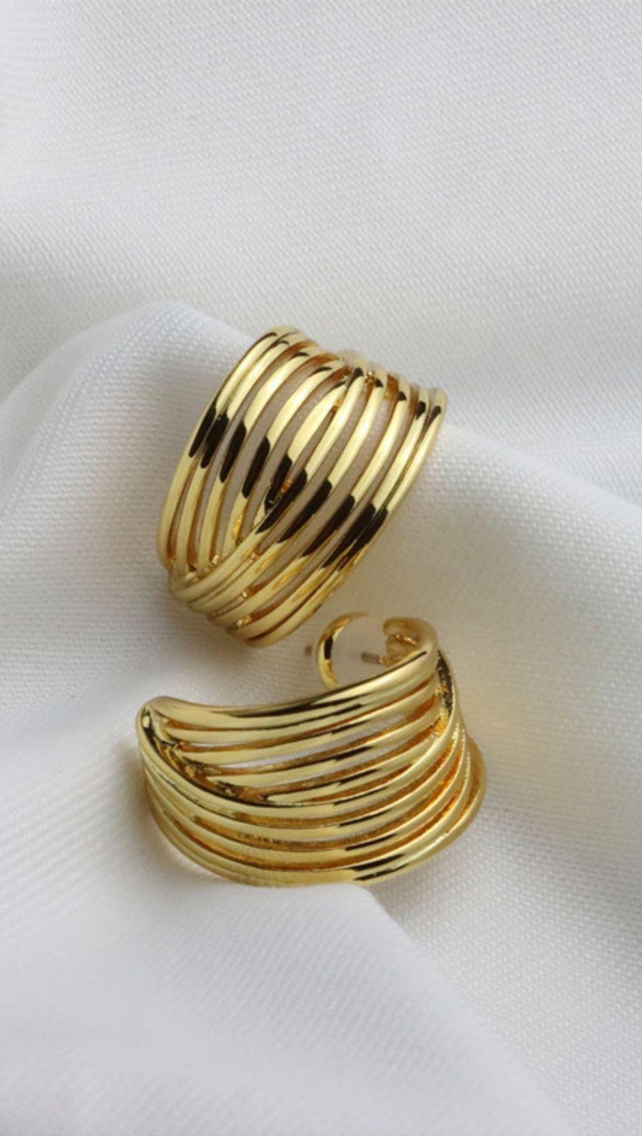 18K GOLD C-SHAPED STUD EARRINGS