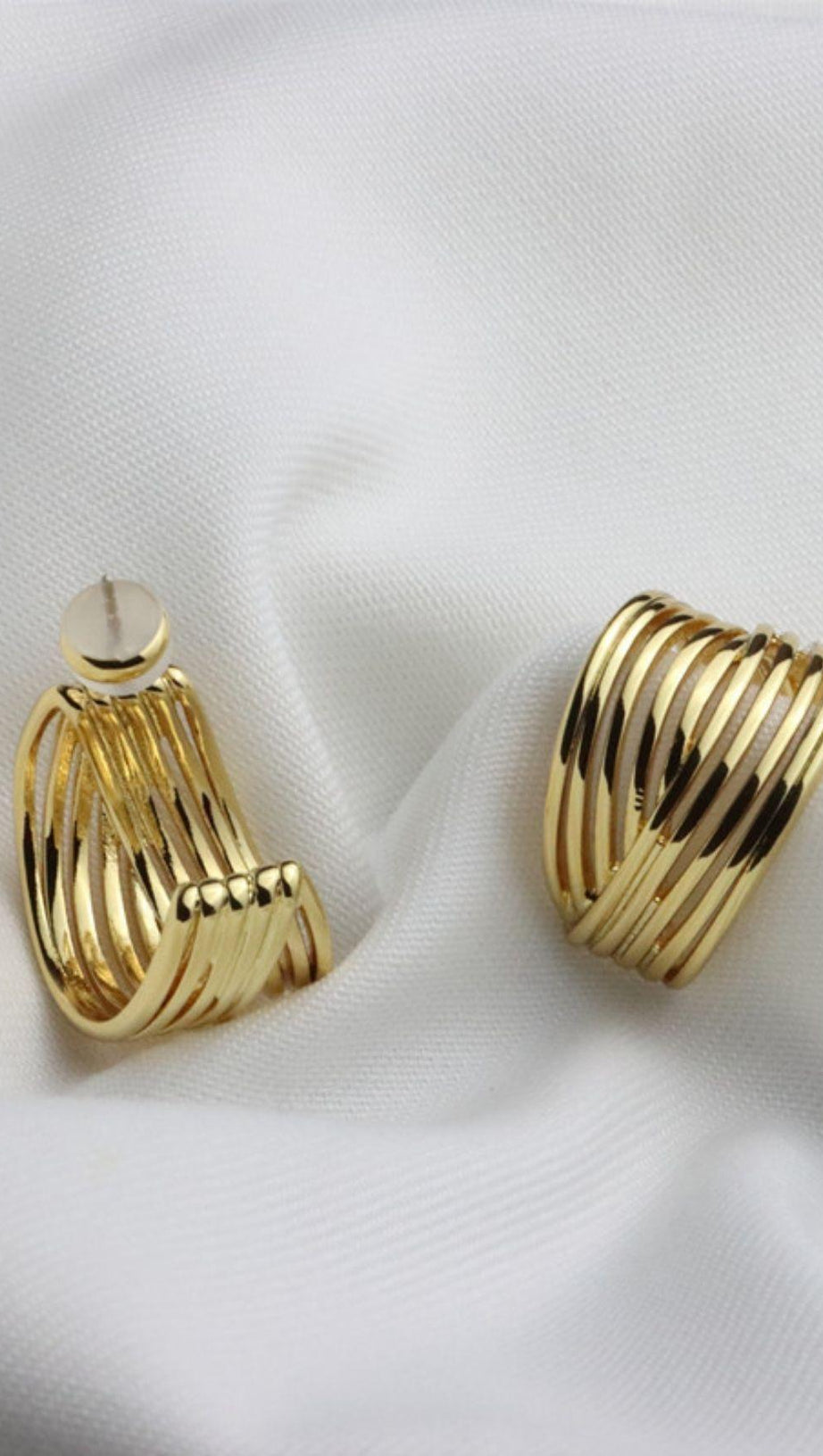 18K GOLD C-SHAPED STUD EARRINGS