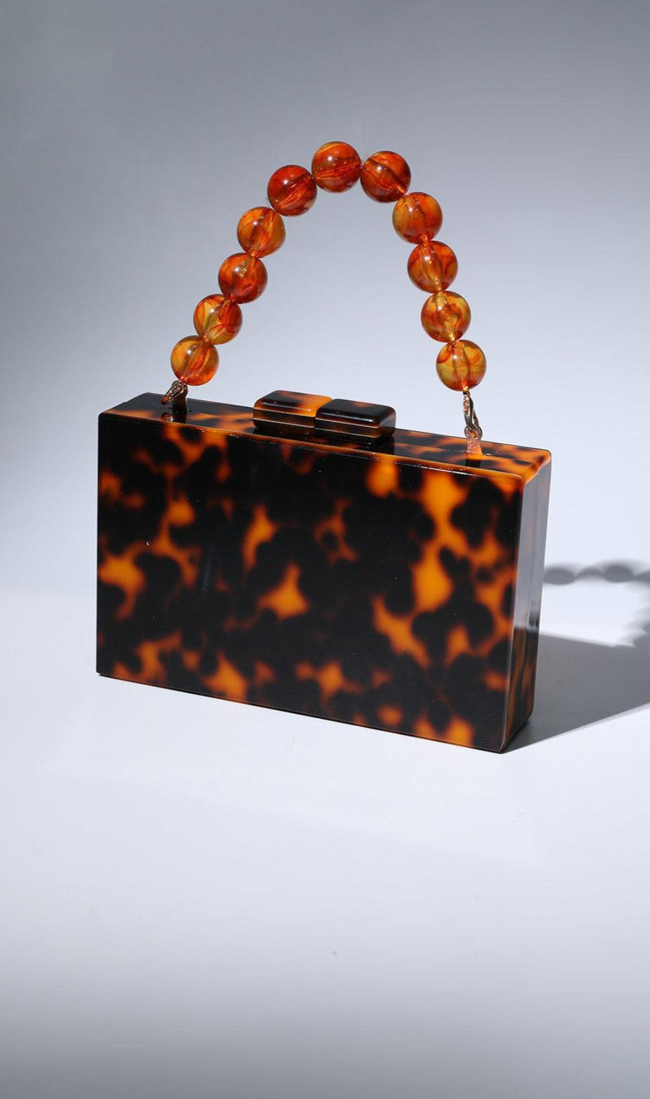 Clutch mit Acrylperlen in Bernstein