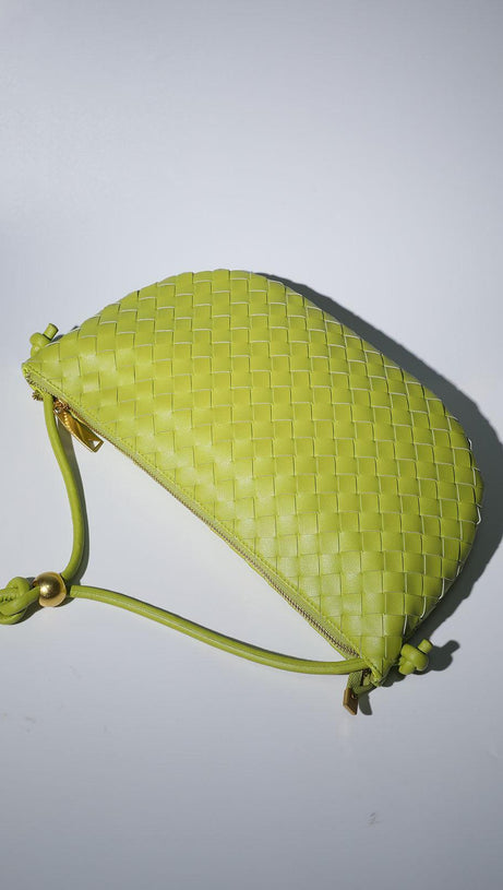 MIDGE WOVEN DRAWSTRING BAG IN GREEN