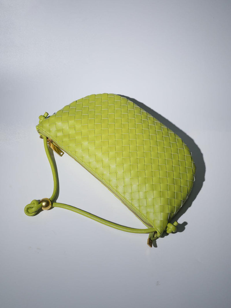 MIDGE WOVEN DRAWSTRING BAG IN GREEN