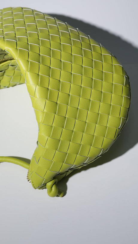 MIDGE WOVEN DRAWSTRING BAG IN GREEN