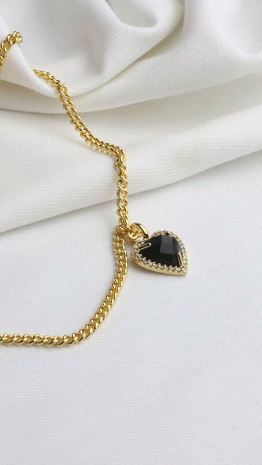 18K GOLD HEART SHAPED NECKLACE