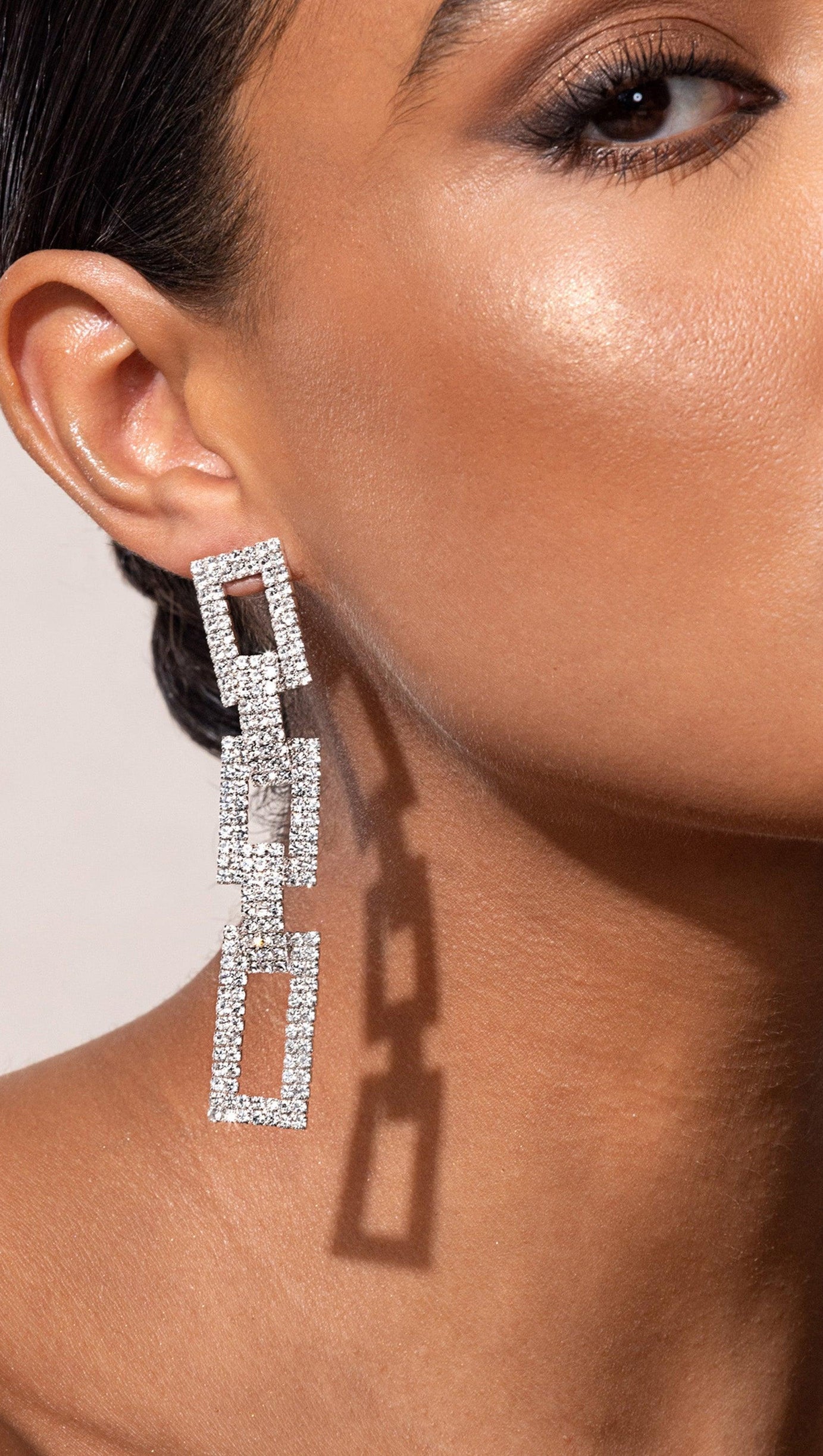 SILBERNE OHRRINGE MIT KETTE UND DIAMANTEN