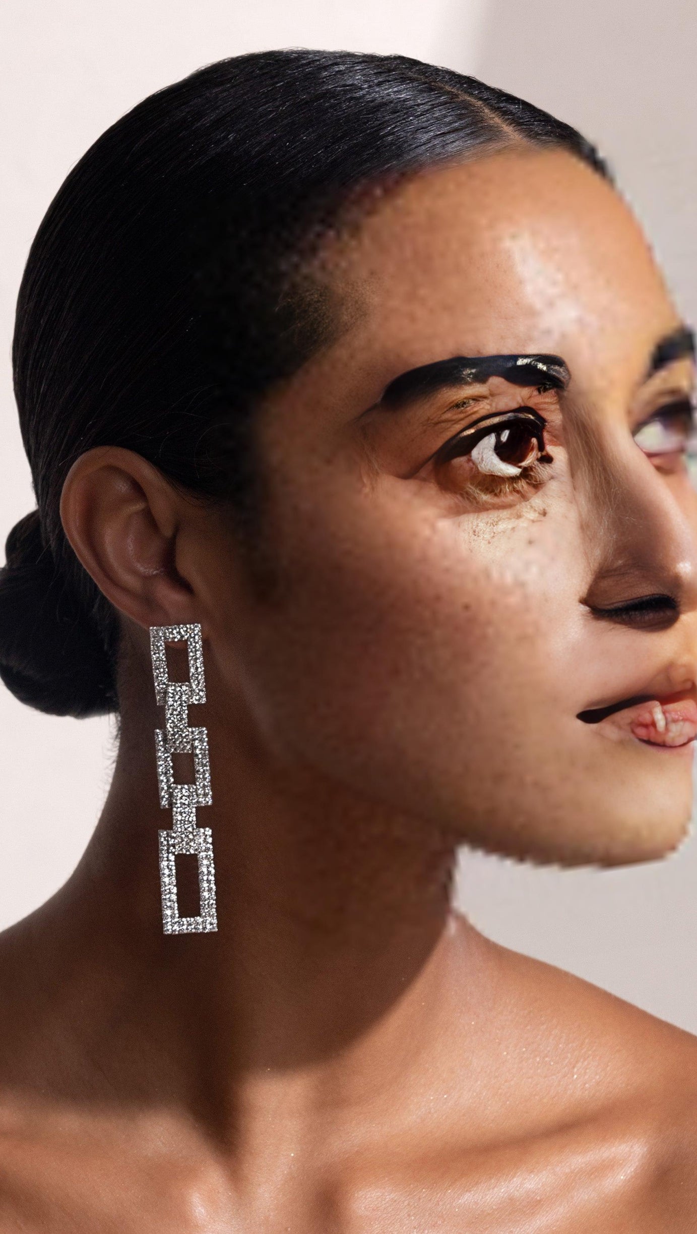 SILBERNE OHRRINGE MIT KETTE UND DIAMANTEN