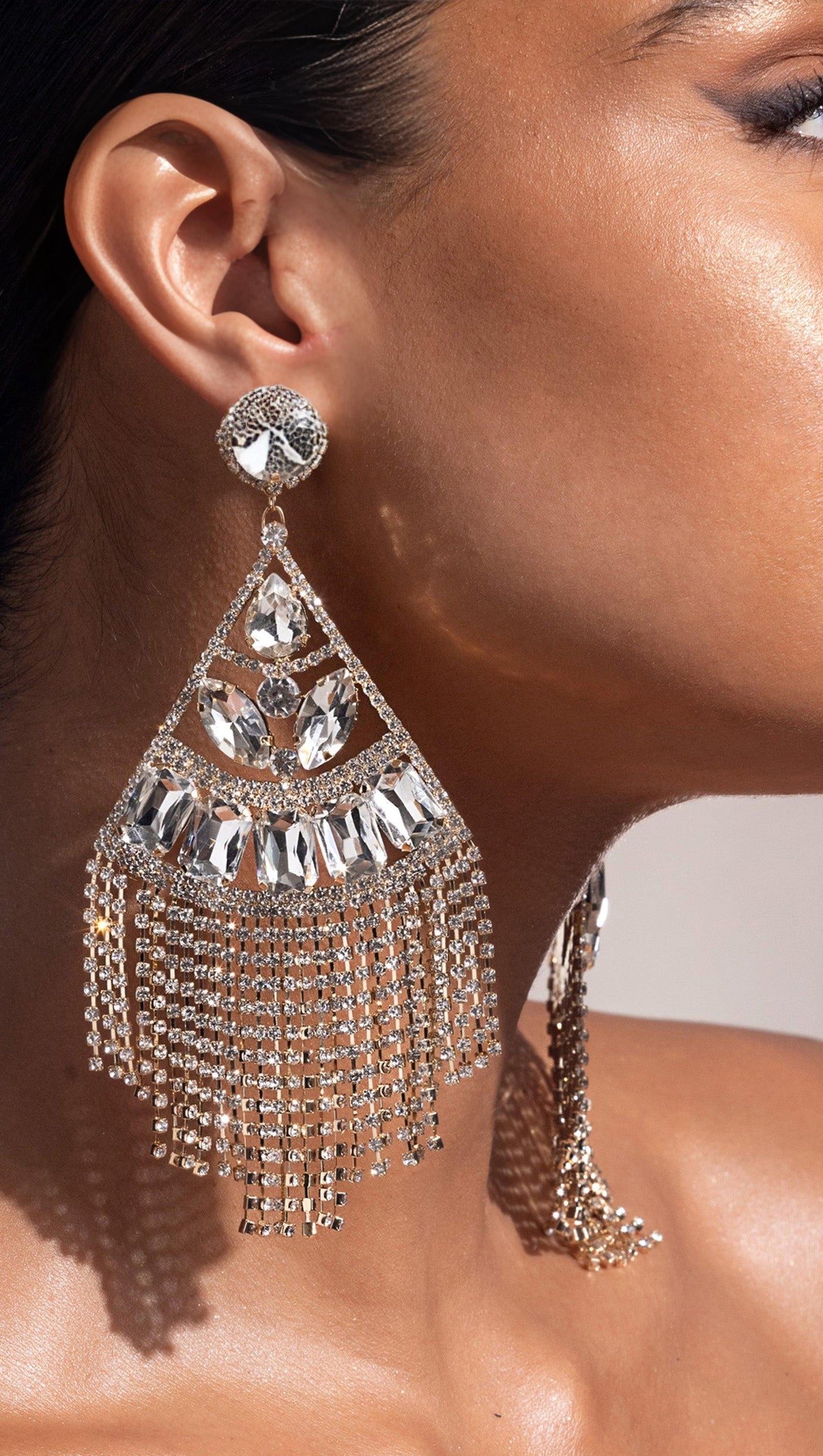 GOLDENE STATEMENT-OHRRINGE MIT KRISTALLQUASTE