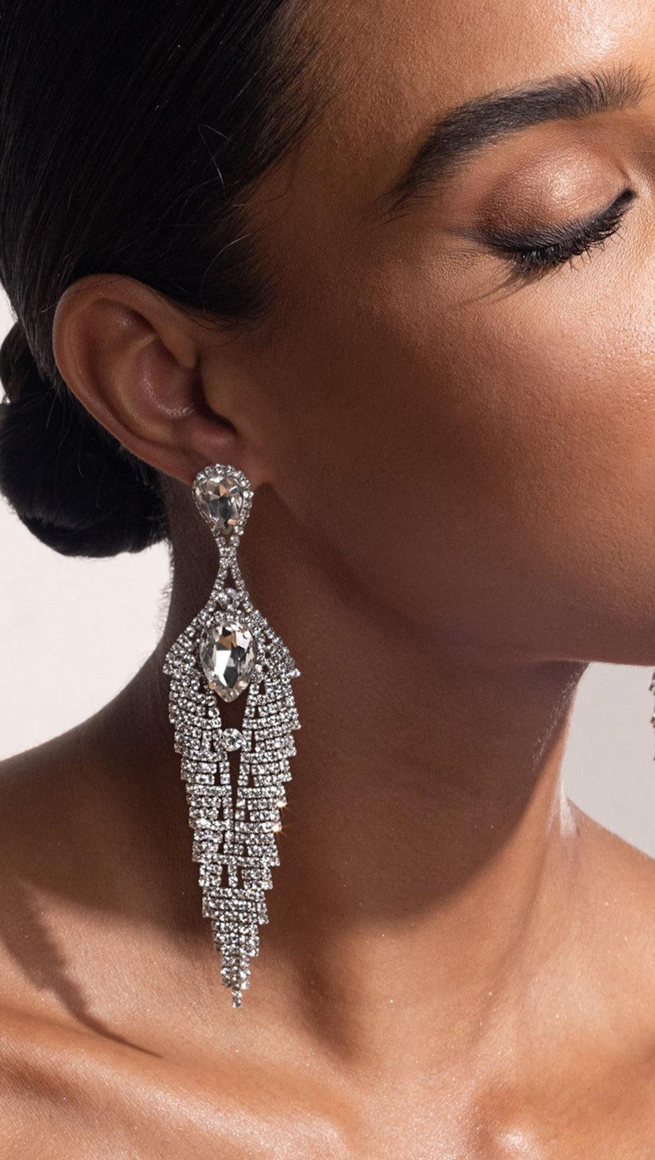 SILBERNE OHRRINGE MIT QUASTE UND DIAMANTEN IN TROPFENFORM