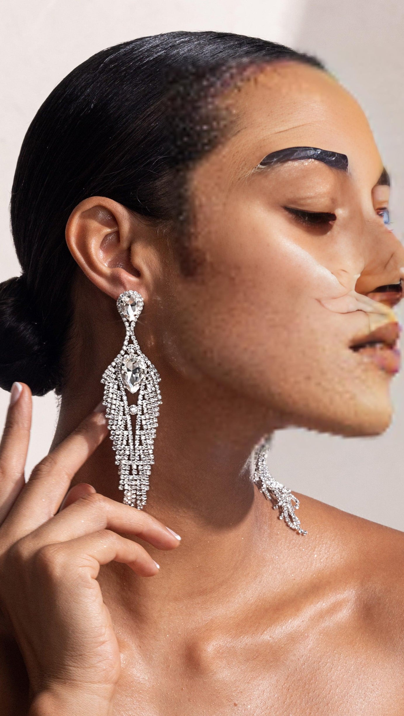 SILBERNE OHRRINGE MIT QUASTE UND DIAMANTEN IN TROPFENFORM