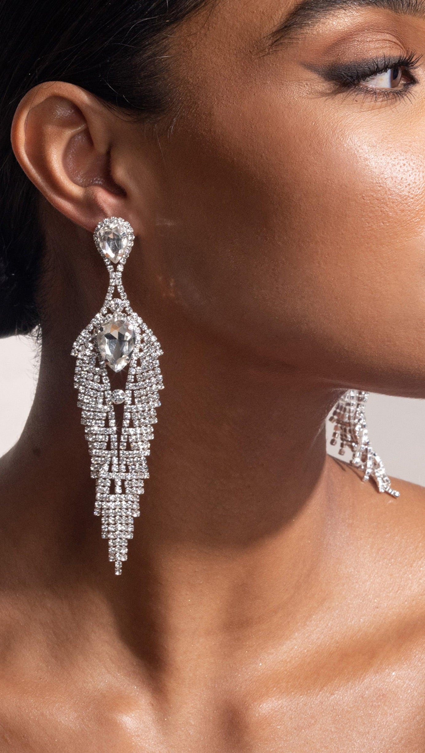SILBERNE OHRRINGE MIT QUASTE UND DIAMANTEN IN TROPFENFORM