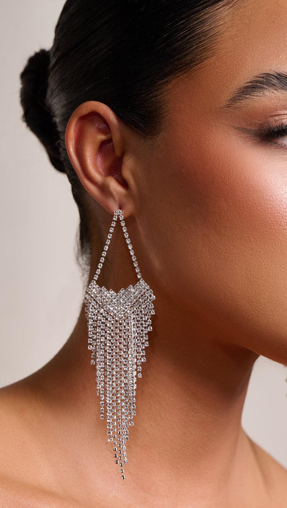 STATEMENT-OHRRINGE AUS SILBER MIT TRÄNENFORM UND QUASTE