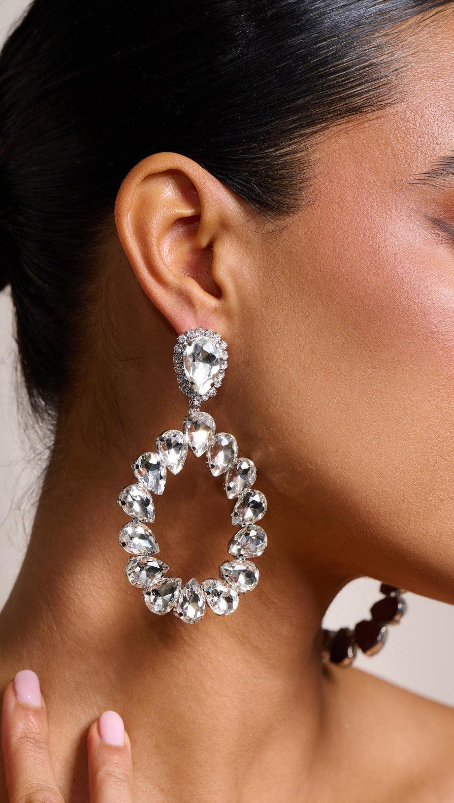 SILBERNE TROPFENOHRRINGE MIT DIAMANTEN