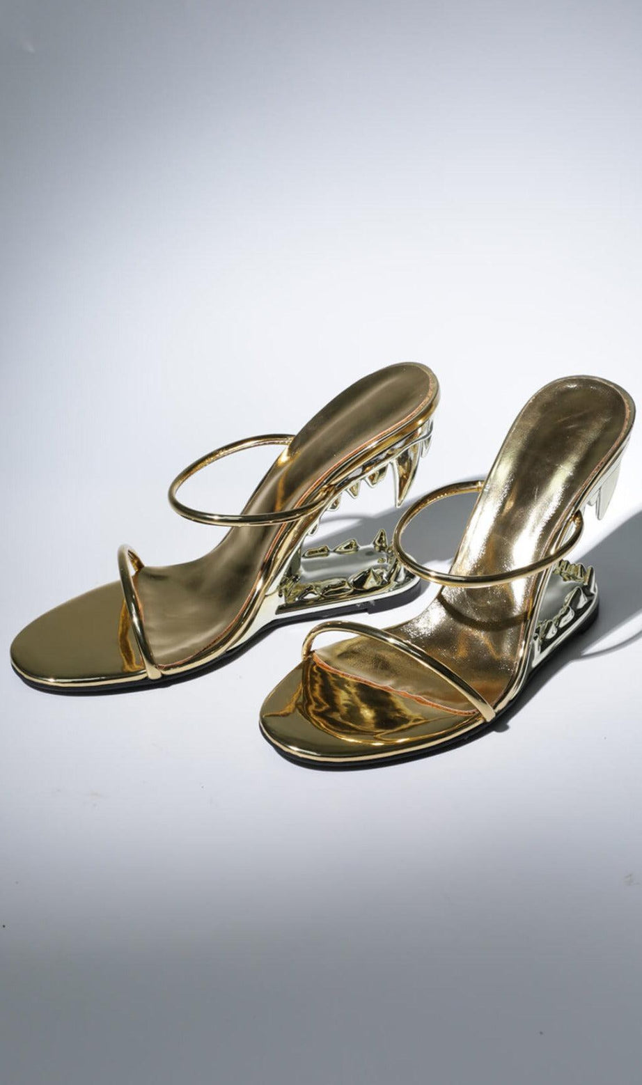 SCARPE CON TACCO A DENTI DI TIGRE IN ORO