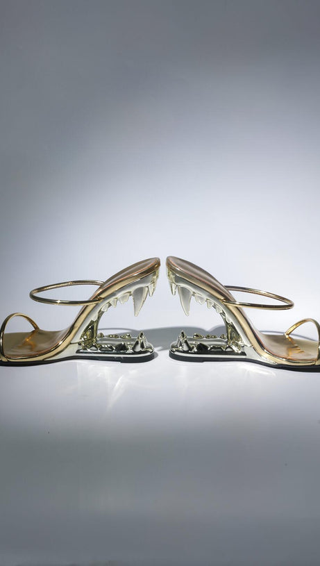 TIGERZAHN-AUSSCHNITT-HEELS IN GOLD