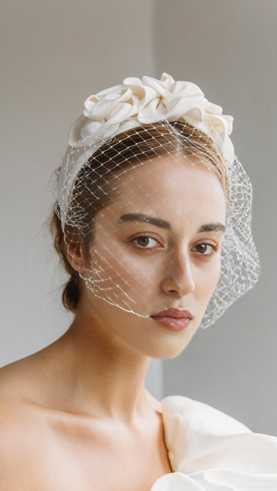 TRIPLE ROSETTE WITH VEIL IN CREAM