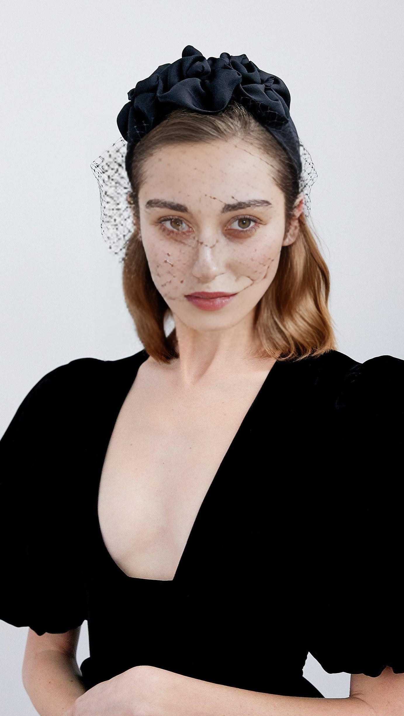 DREIFACHROSETTE MIT SCHLEIER IN SCHWARZ