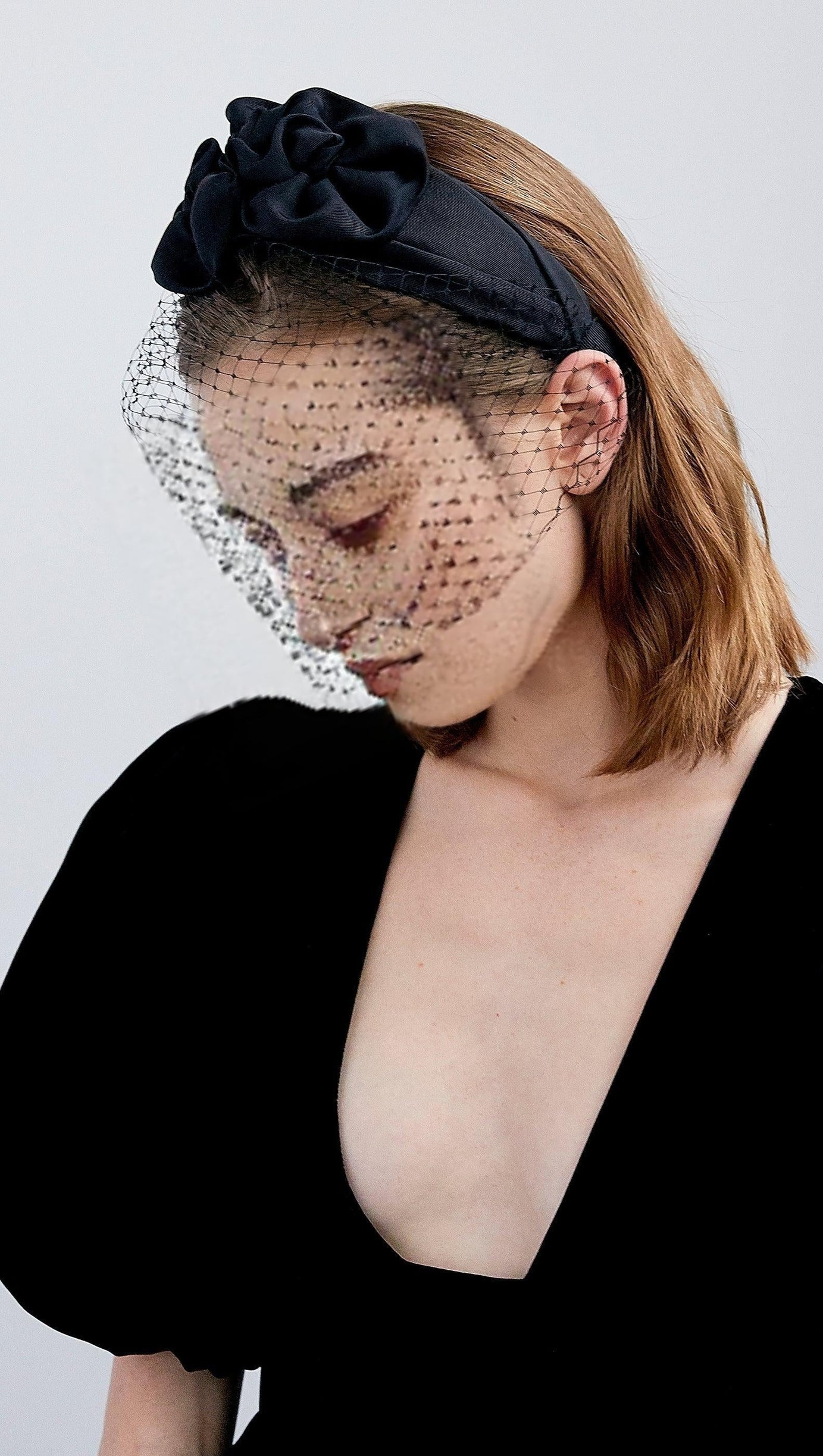 DREIFACHROSETTE MIT SCHLEIER IN SCHWARZ