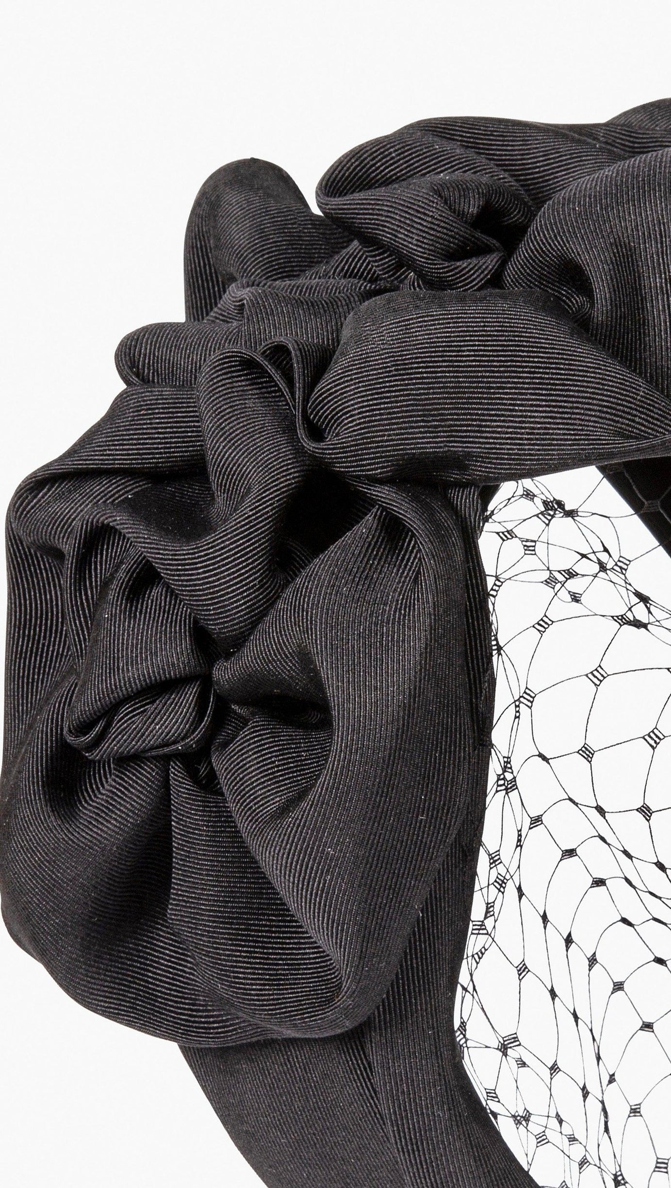 DREIFACHROSETTE MIT SCHLEIER IN SCHWARZ