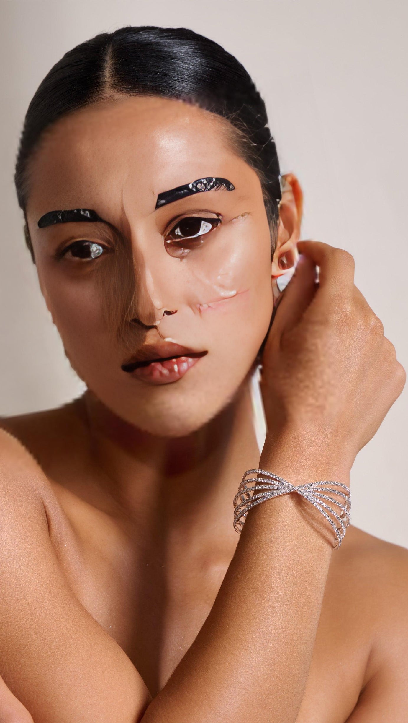 Silbernes Manschettenarmband mit Strass