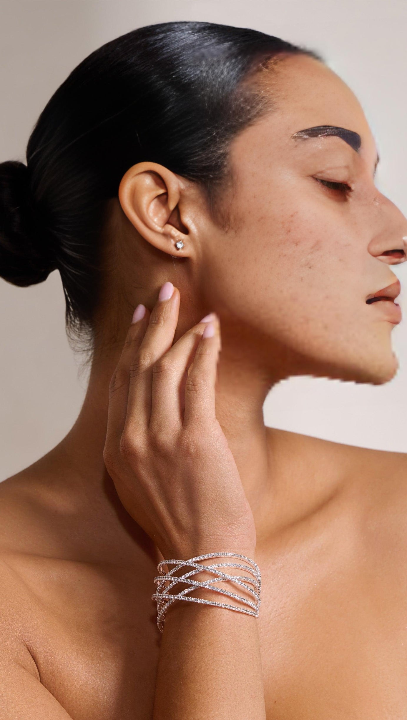 Silbernes mehrlagiges Manschettenarmband mit Strass 