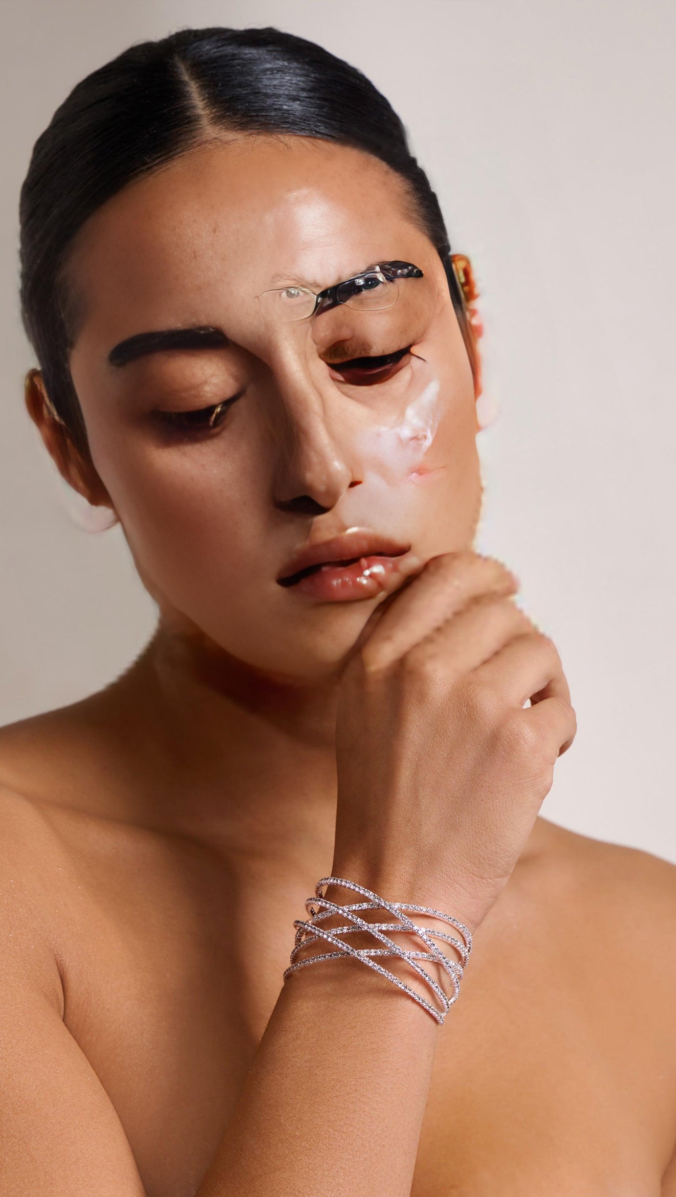 Silbernes mehrlagiges Manschettenarmband mit Strass 