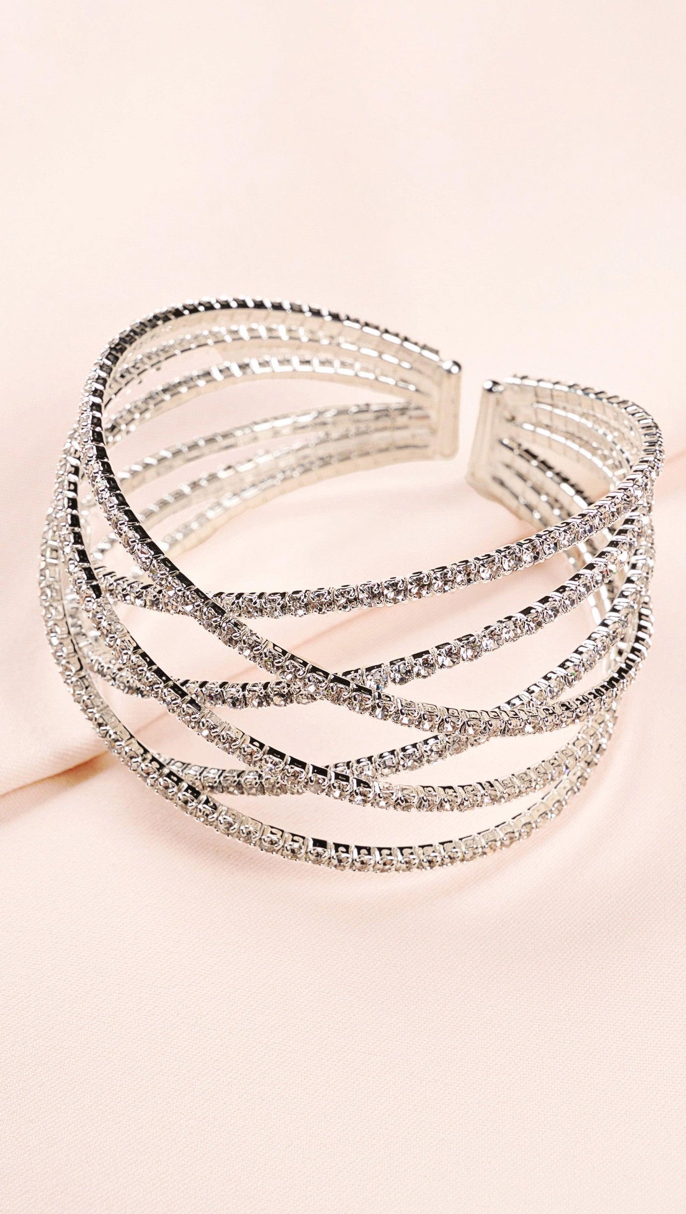 Silbernes mehrlagiges Manschettenarmband mit Strass 