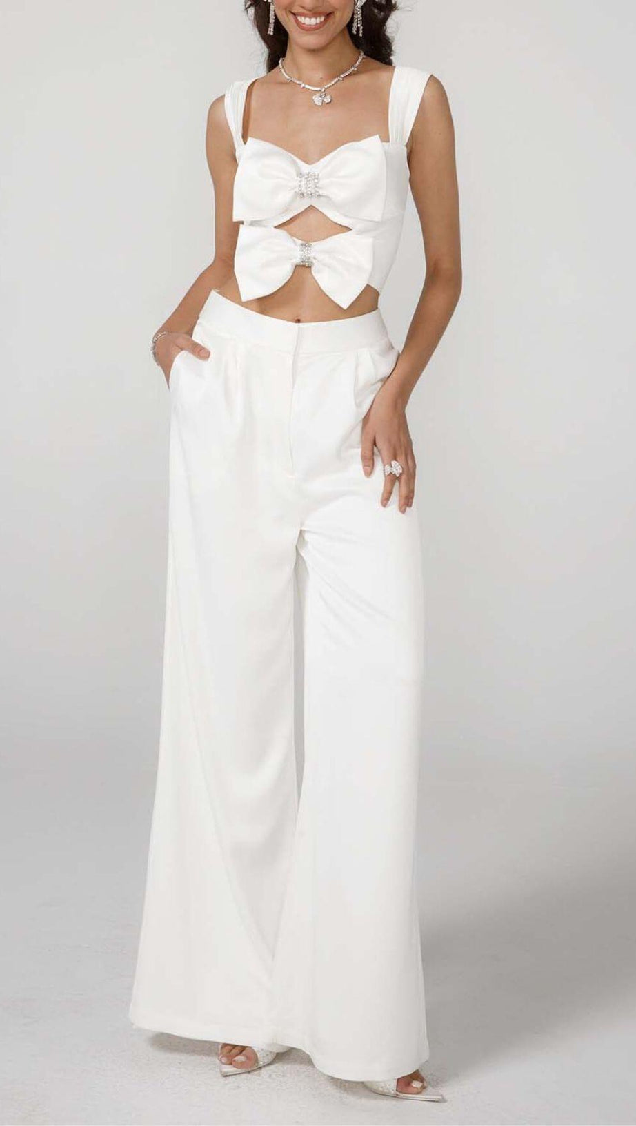 ABITO BIANCO A DUE PEZZI CON FIOCCO