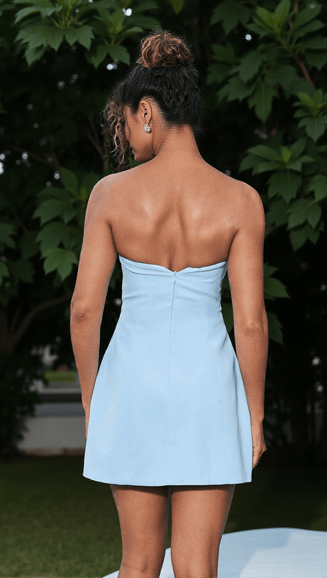 Kinsley – Trägerloses Minikleid mit Cut-outs in Blau