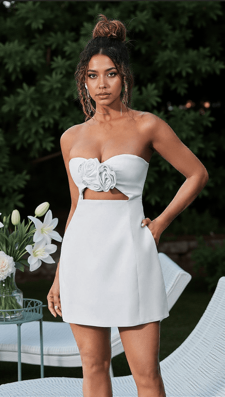 Kinsley – Trägerloses Minikleid mit Cut-outs in Weiß