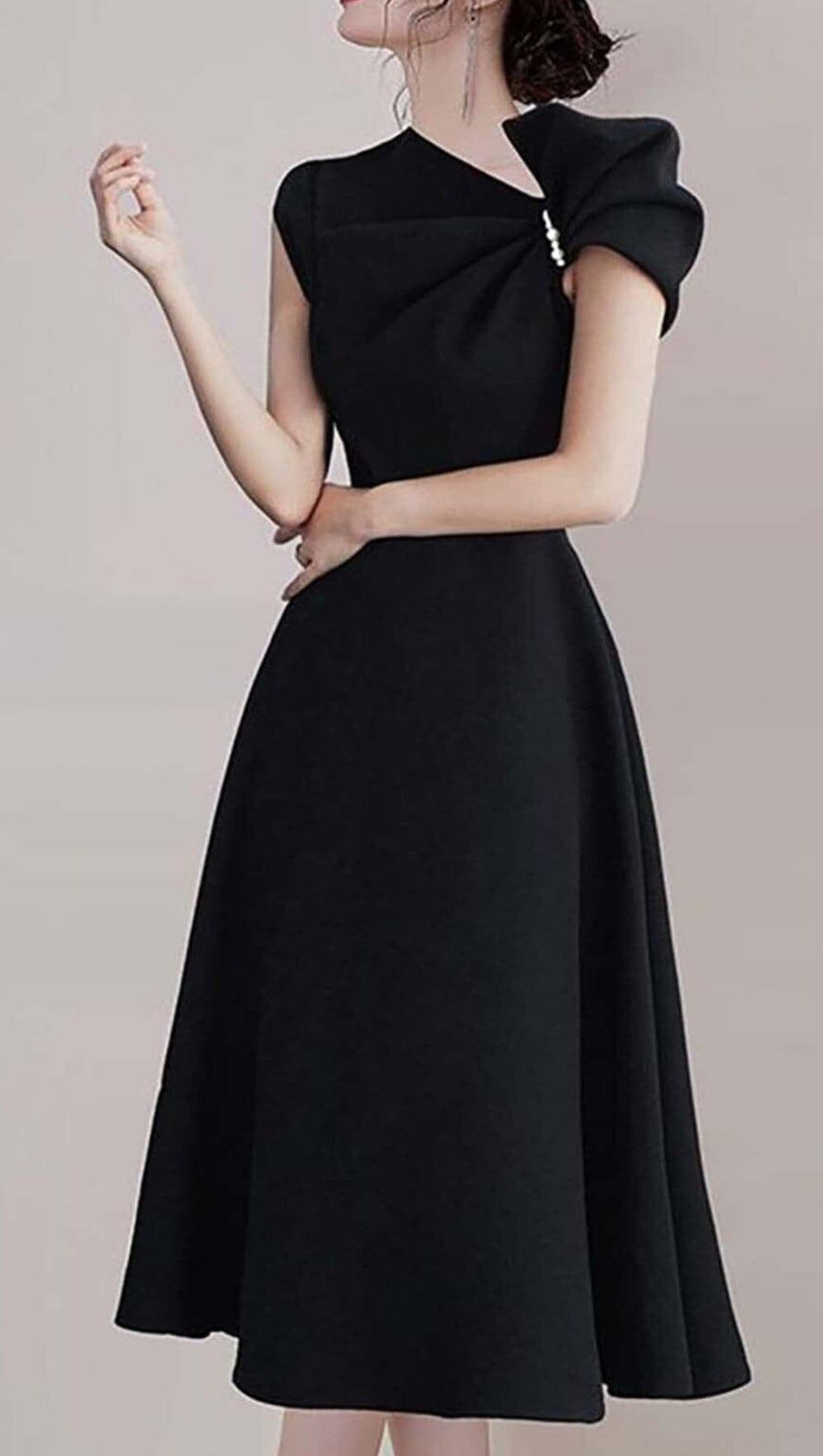 ASYMMETRIC SLEEVE PEARLS MIDI DRESS IN BLACK