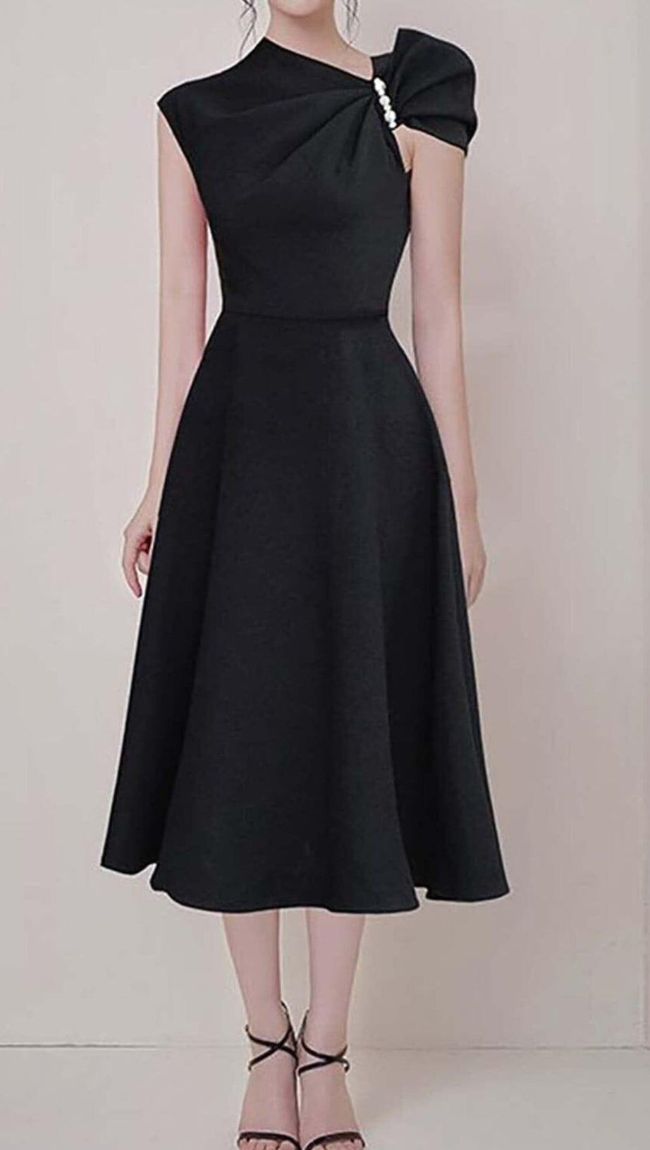 ASYMMETRIC SLEEVE PEARLS MIDI DRESS IN BLACK