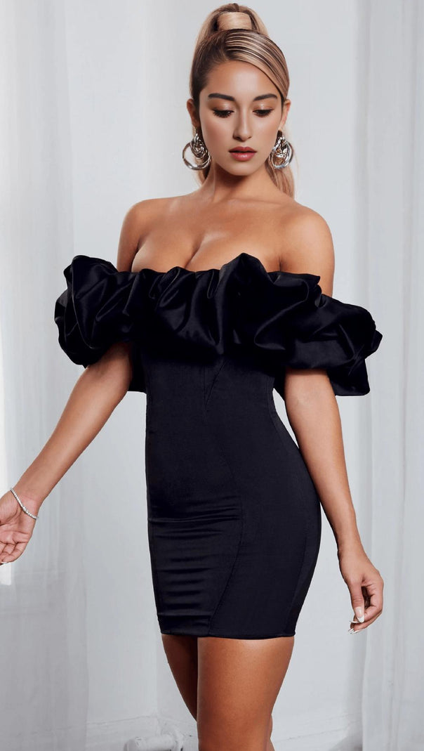 SCHWARZES TRÄGERLOSES KLEID AUS SATIN MIT RÜSCHEN 