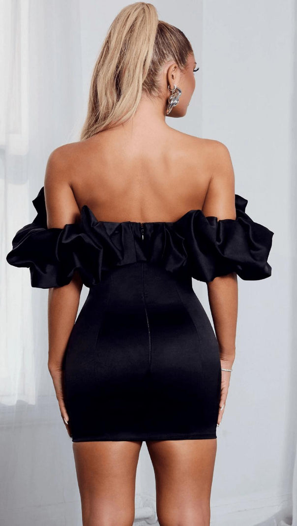 SCHWARZES TRÄGERLOSES KLEID AUS SATIN MIT RÜSCHEN 