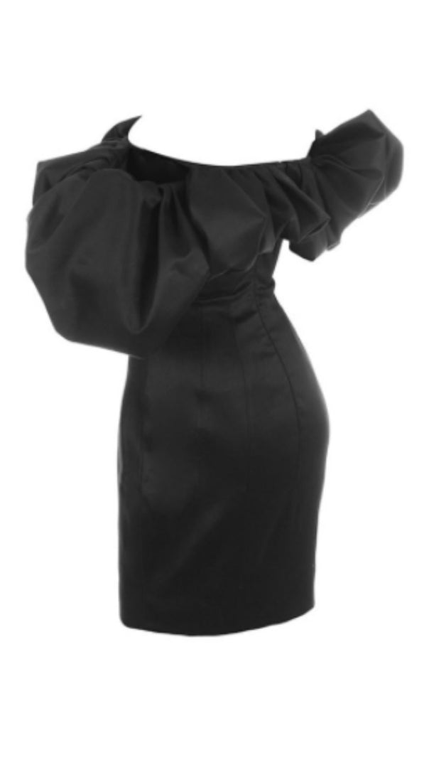 SCHWARZES TRÄGERLOSES KLEID AUS SATIN MIT RÜSCHEN 