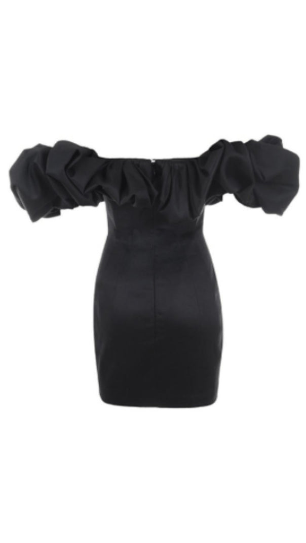 SCHWARZES TRÄGERLOSES KLEID AUS SATIN MIT RÜSCHEN 
