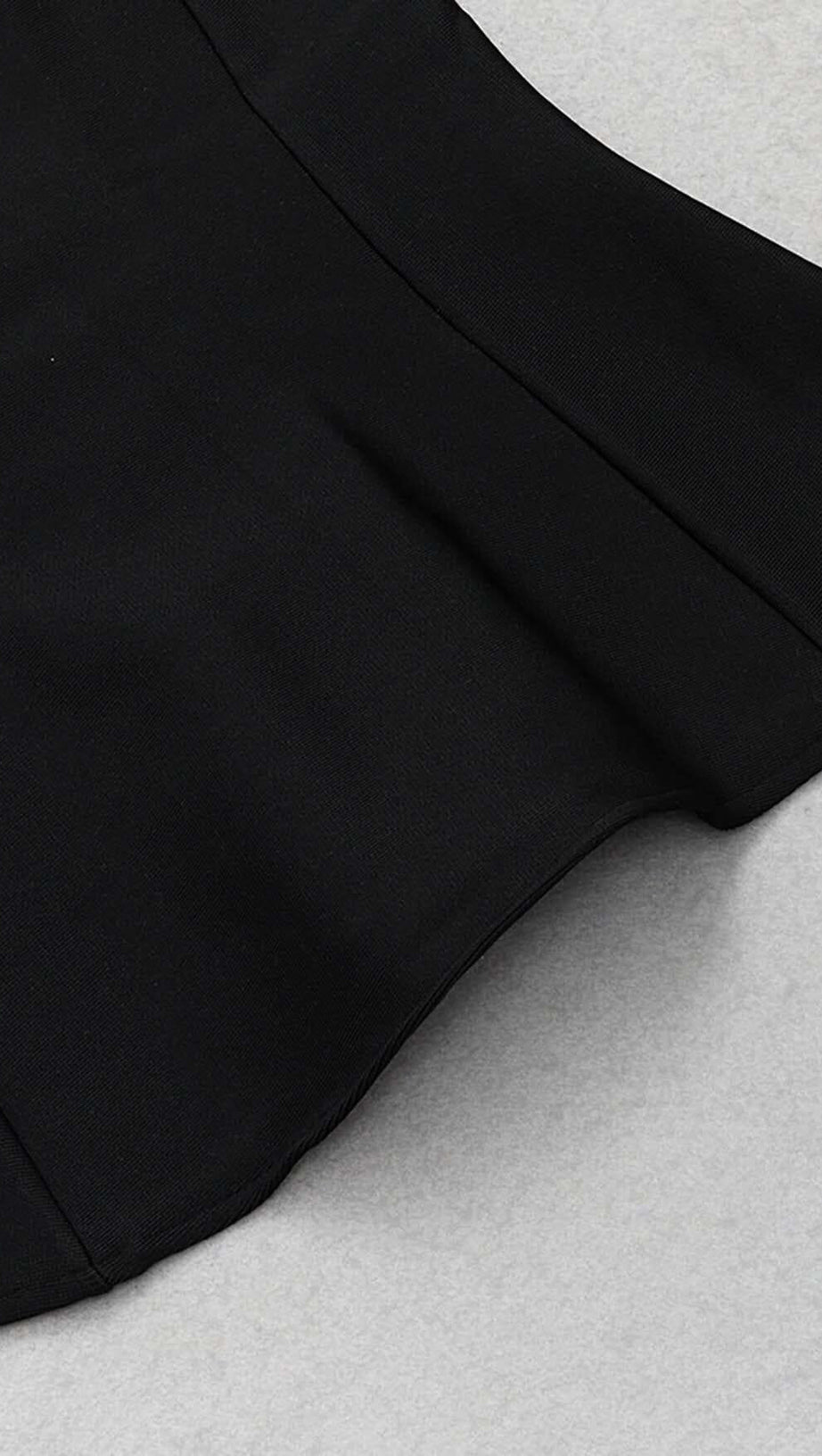 MIDIKLEID MIT SCHLEIFE UND TRÄGERN IN SCHWARZ