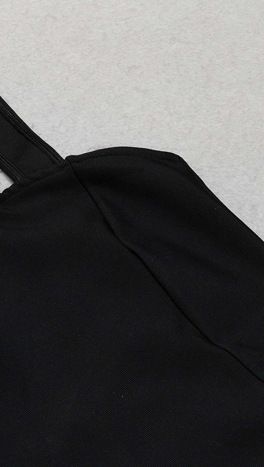 MIDIKLEID MIT SCHLEIFE UND TRÄGERN IN SCHWARZ