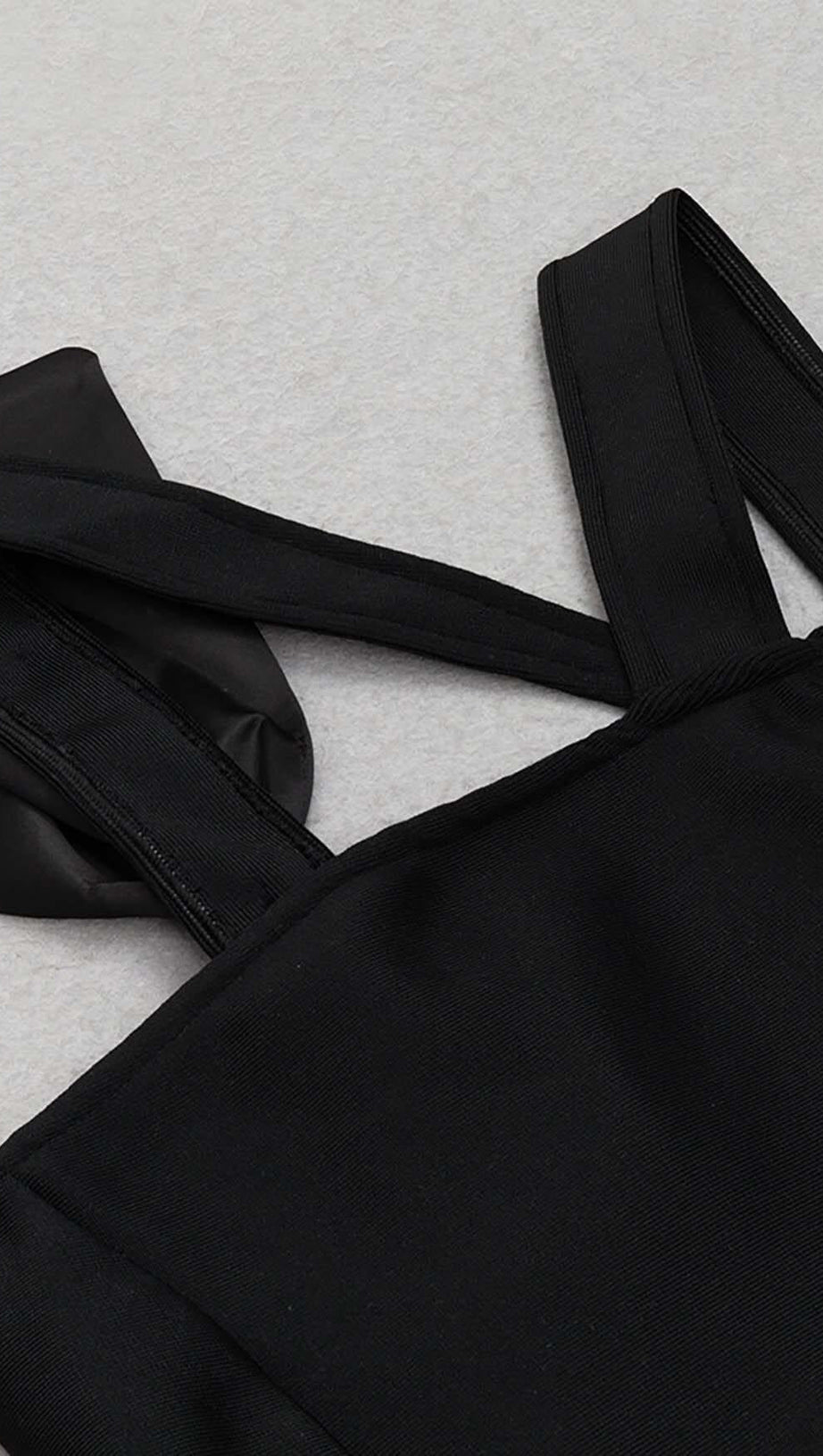 MIDIKLEID MIT SCHLEIFE UND TRÄGERN IN SCHWARZ