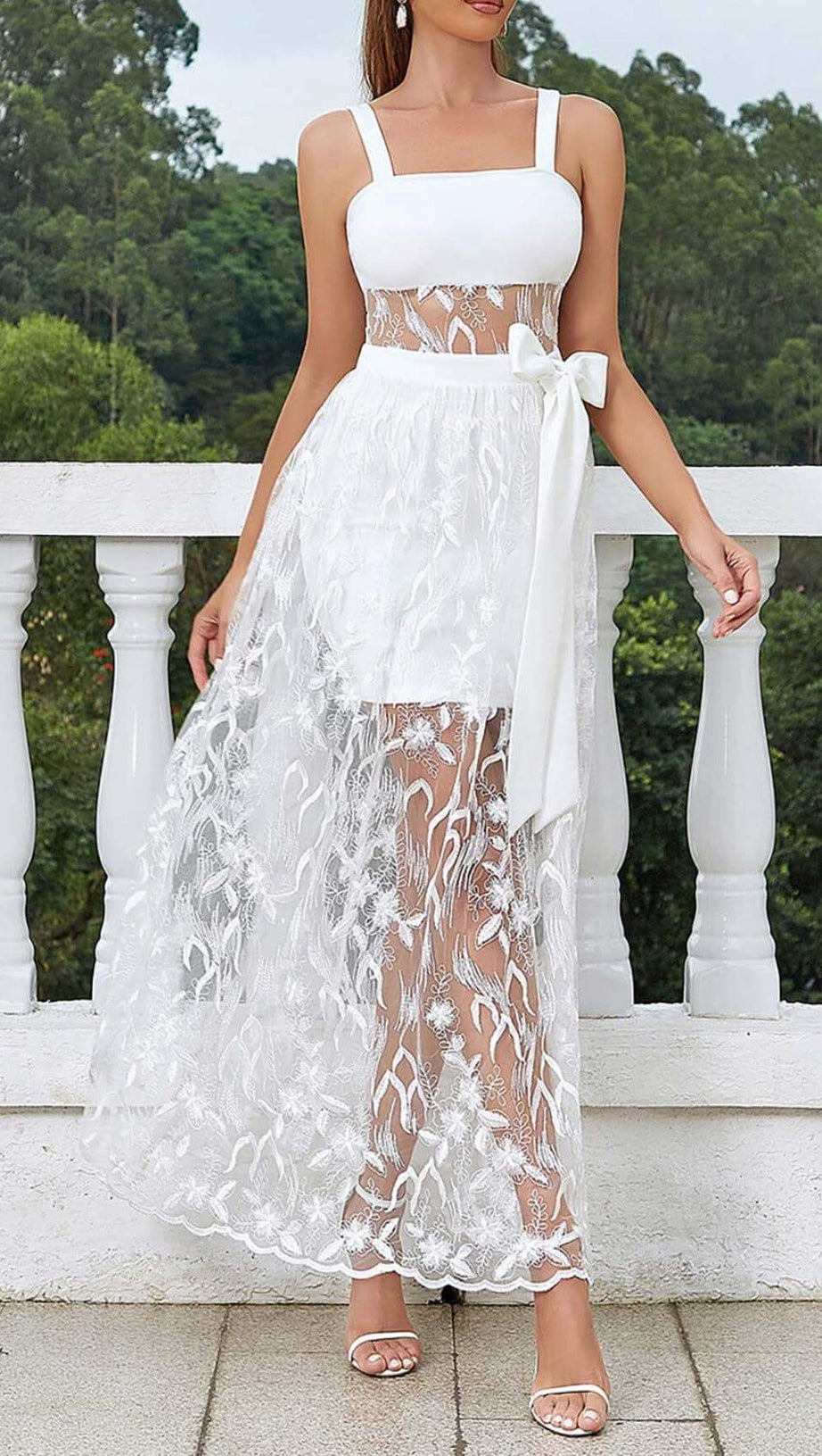 MIDIKLEID AUS SPITZE MIT SCHLEIFE IN WEISS