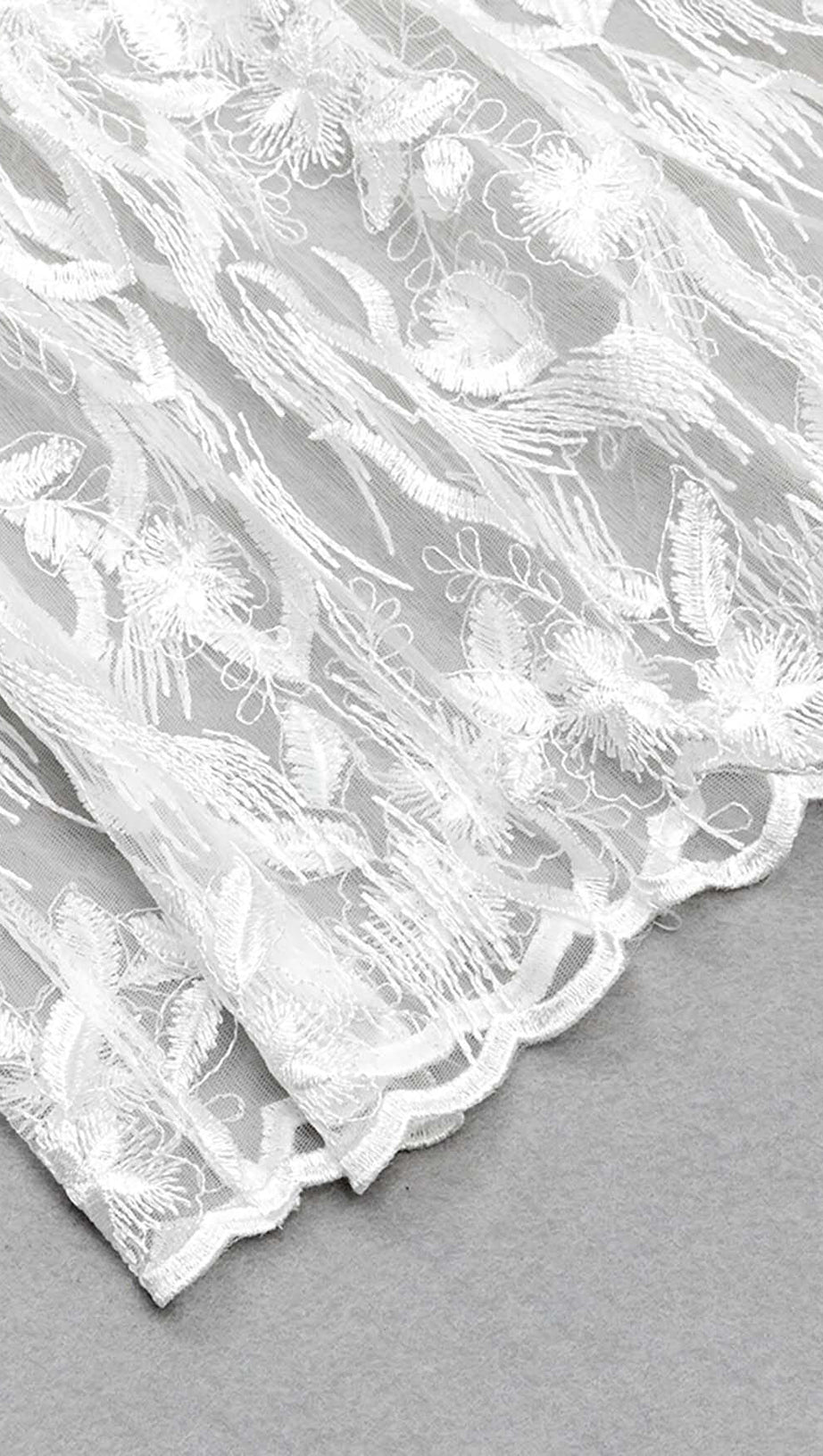 MIDIKLEID AUS SPITZE MIT SCHLEIFE IN WEISS