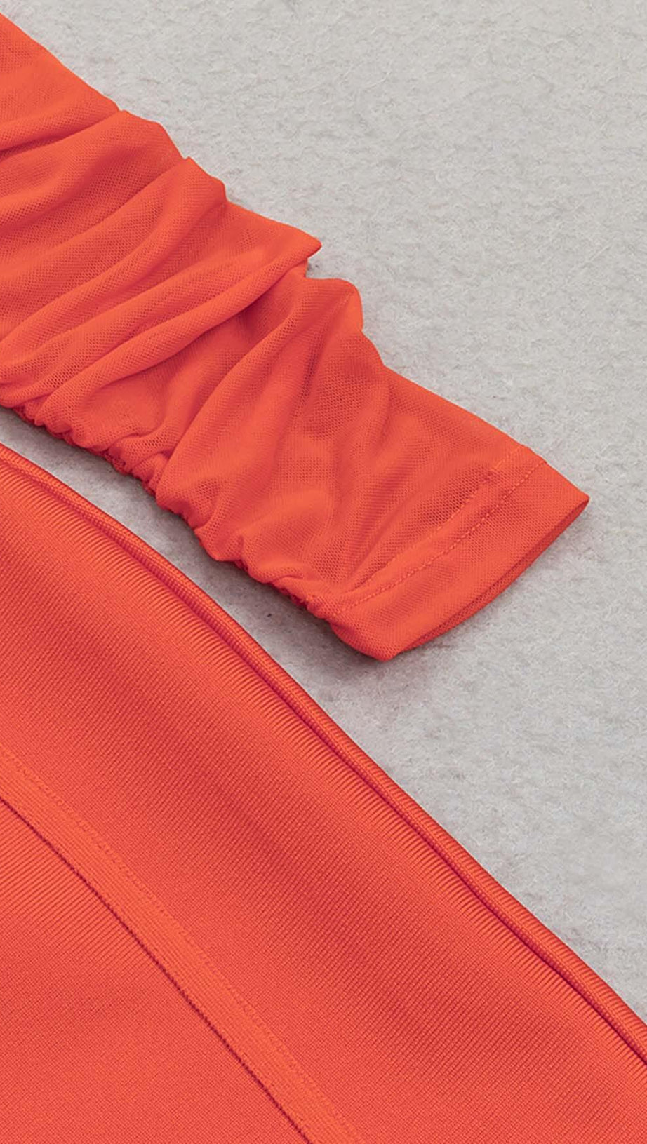 KORSETT-MIDIKLEID MIT RÜSCHEN IN ROT