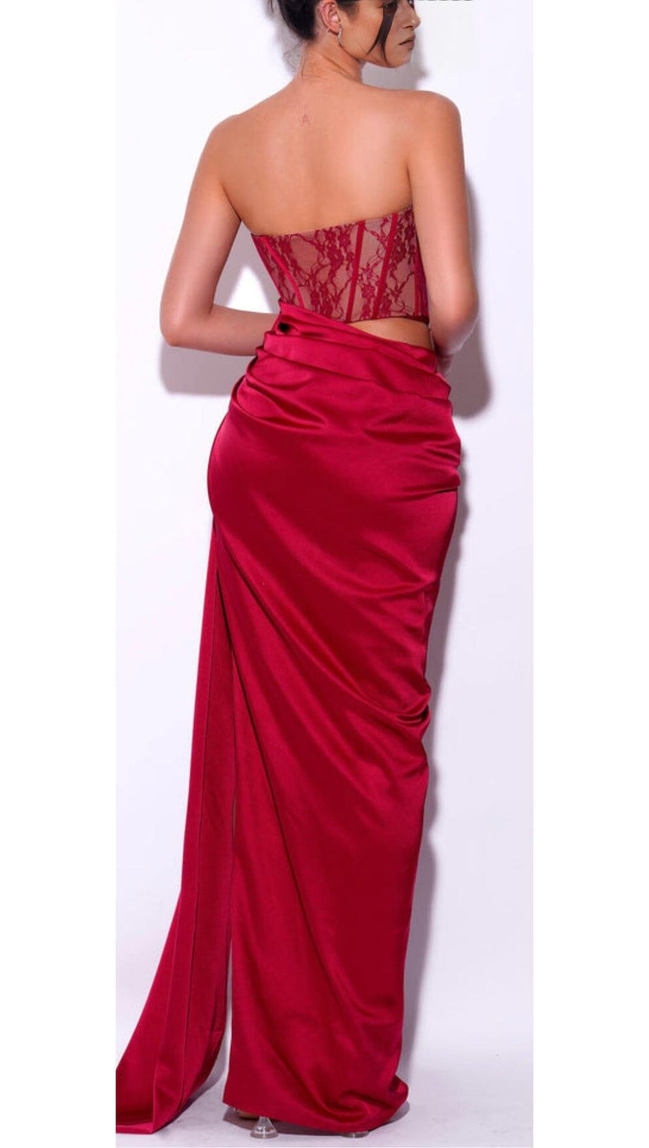 KORSETT-MAXIKLEID AUS SATIN MIT PLISSEE IN ROT
