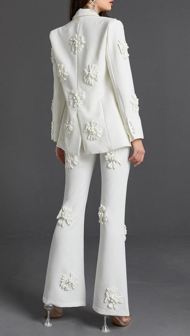 AIIZIE STEREO FLOWER MID-RISE JEANS IN WHITE - product image