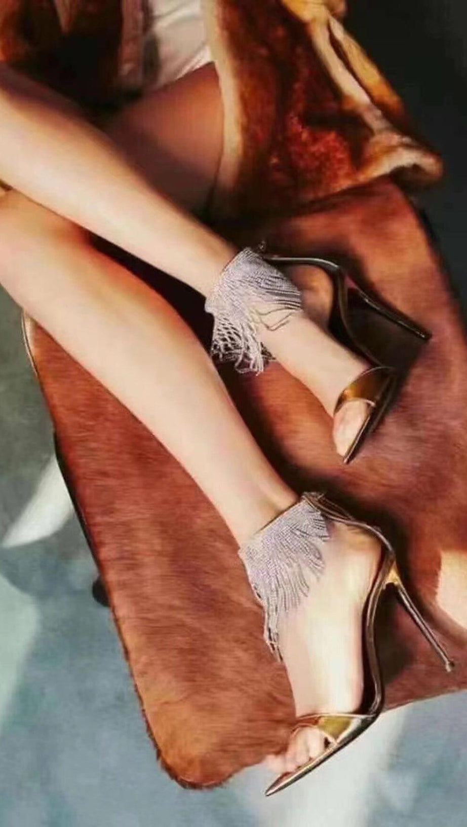 GOLDENE ABSATZSCHUHE MIT KRISTALLQUASTE