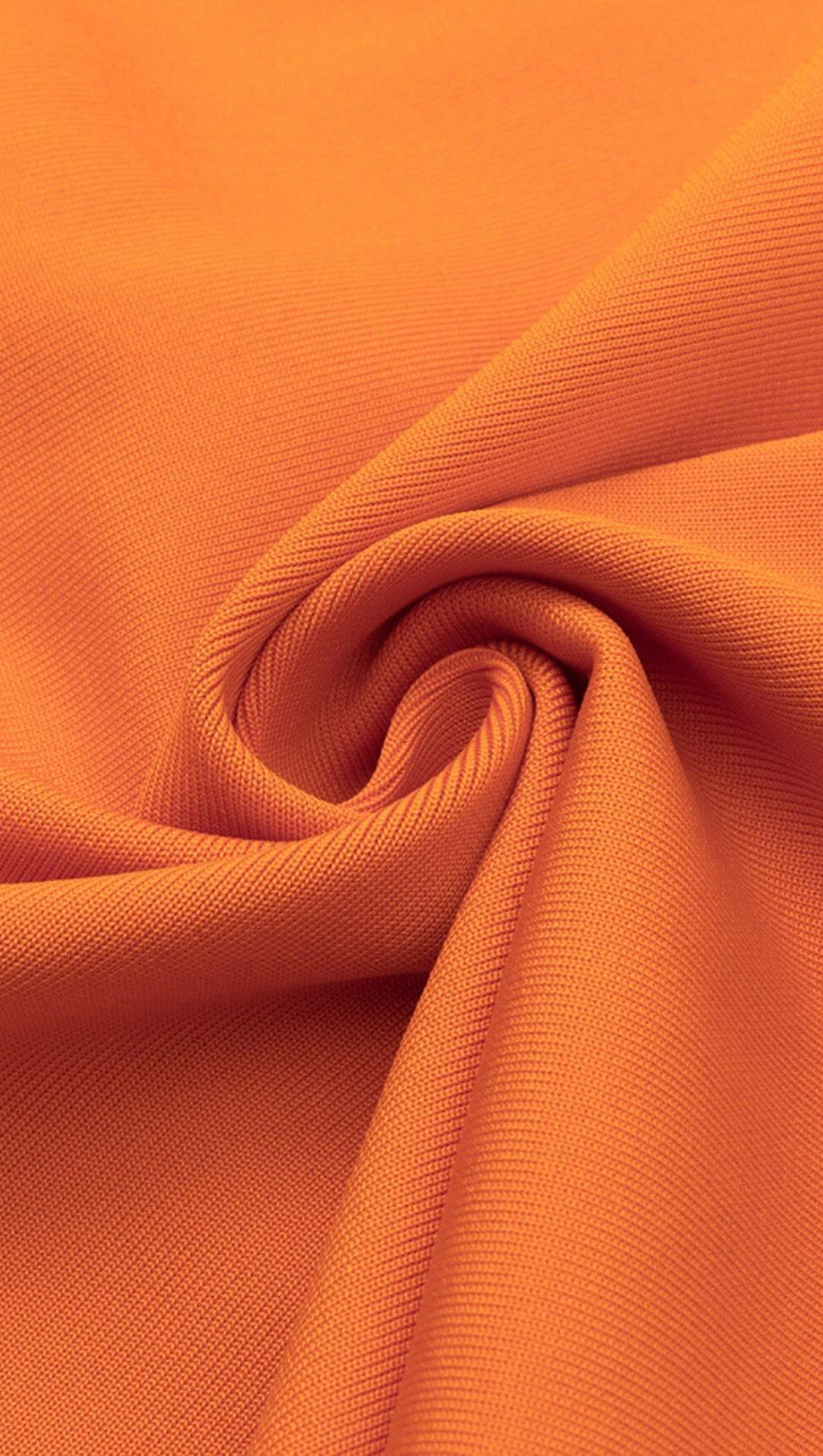 MIDIKLEID MIT AUSSCHNITT IN ORANGE 