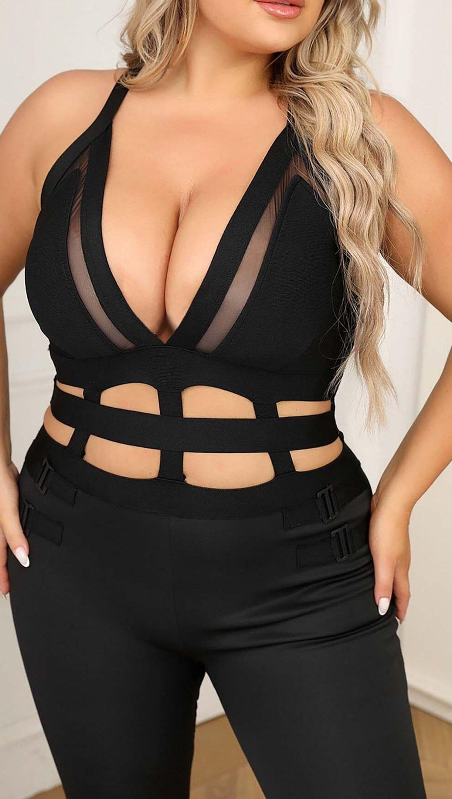 Schwarzer Jumpsuit mit Zierausschnitten und Reißverschluss auf der Rückseite