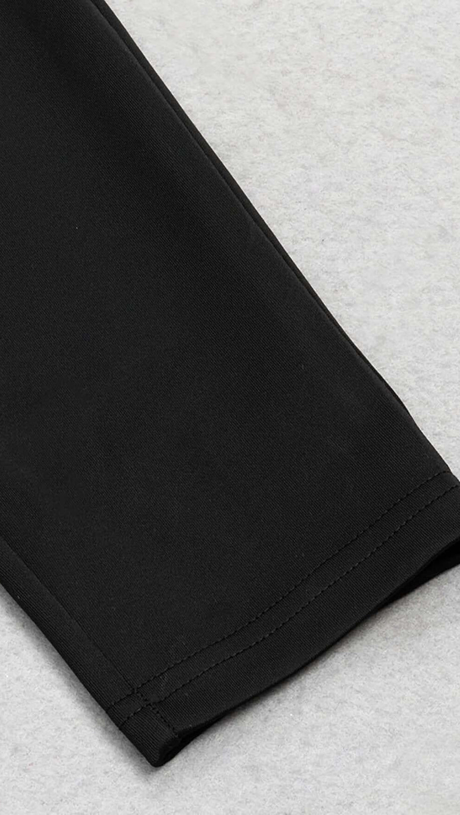 Schwarzer Jumpsuit mit Zierausschnitten und Reißverschluss auf der Rückseite