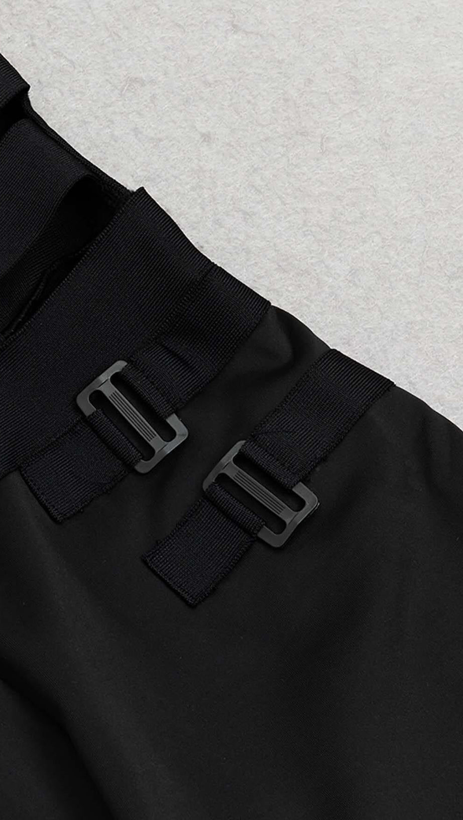 Schwarzer Jumpsuit mit Zierausschnitten und Reißverschluss auf der Rückseite