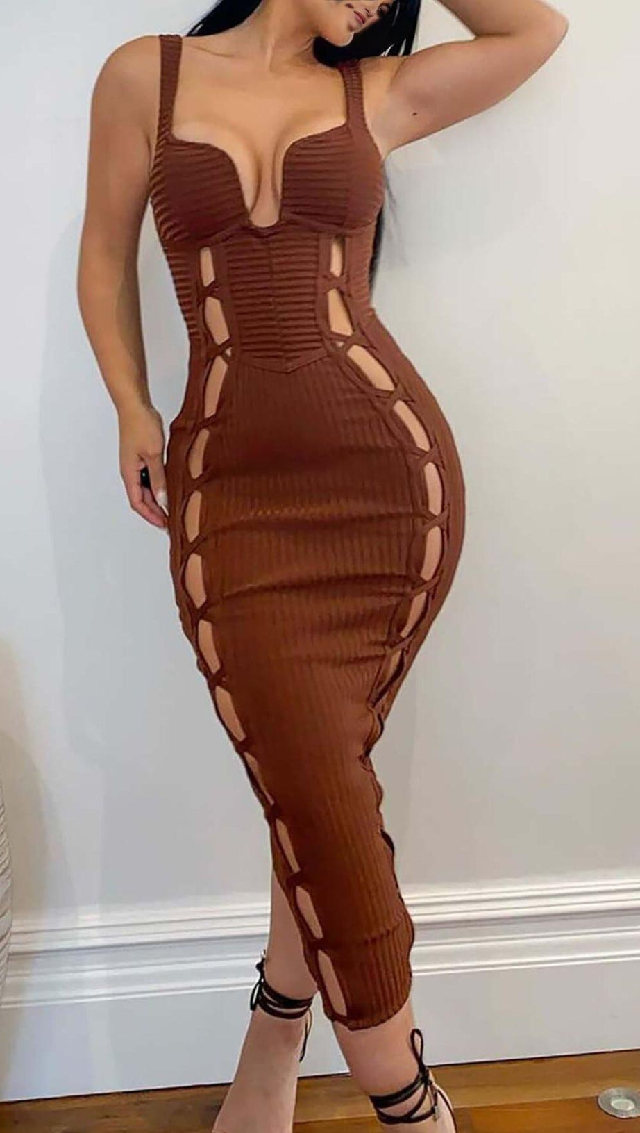 MIDIKLEID MIT AUSSCHNITT UND KÜNSTLICHER SCHNÜRUNG