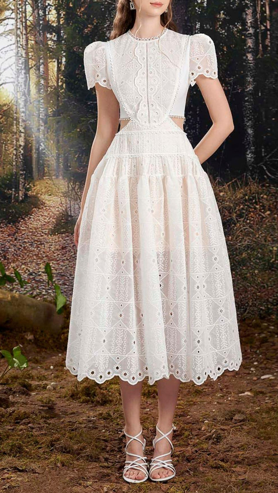 MIDIKLEID MIT SPITZENDETAILS UND AUSSCHNITT IN WEISS