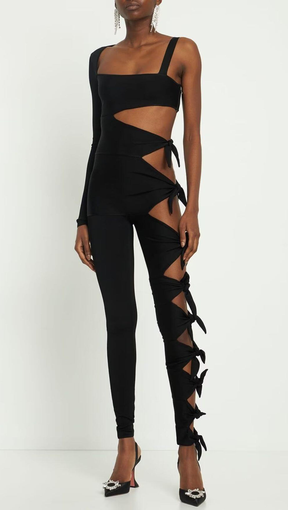 CUT-OUT-JUMPSUIT MIT EINEM ÄRMEL IN SCHWARZ